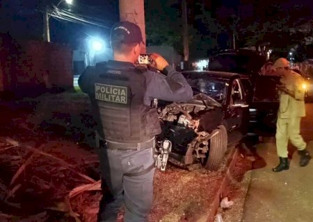 Motorista fica ferido após bater carro contra coqueiro em Dourados