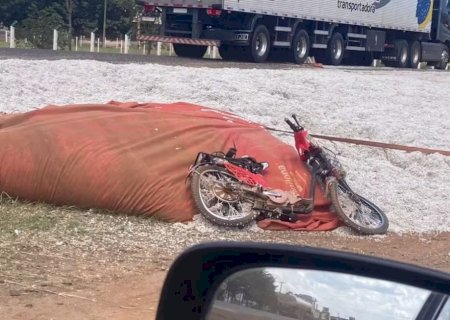 Idosa é soterrada em carga de algodão após carreta tombar ao tentar desviar de vítima em bicicleta elétrica