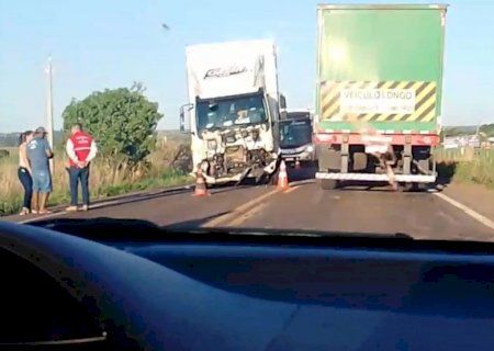 Acidente grave entre carro e caminhão deixa uma pessoa morta na MS-164