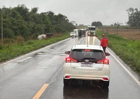 Motorista perde controle da direção e tomba carreta tanque entre Batayporã e Anaurilândia próximo ao córrego Samambaia