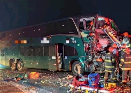 Ônibus que saiu de Dourados sentido capital de São Paulo, colide na traseira de caminhão e deixa passageiras de Ivinhema e Batayporã feridas