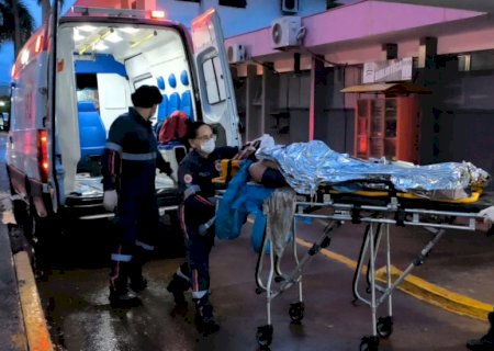 Motociclista de 62 anos fica em estado grave após colisão com caminhonete