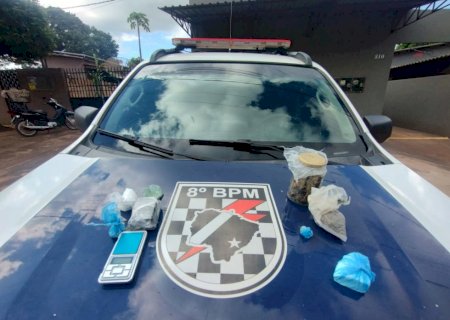Ivinhema - Policia Militar prende mulher por tráfico de drogas no bairro Vitória