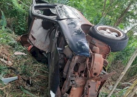 Motorista capota veículo na MS -060, passa a noite preso as ferragens