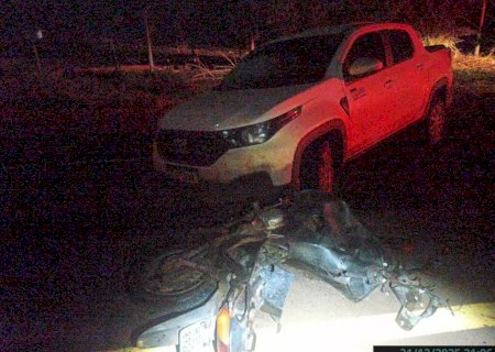 Homem morre após motocicleta Biz ficar destruída ao bater em picape