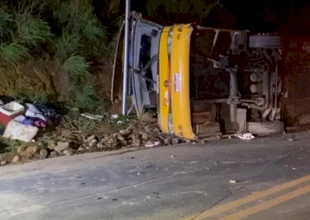 Ônibus de turismo tomba na BR-251 e deixa cinco mortos, incluindo um bebê