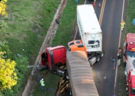 Acidente com carretas e carro entre Dourados e Caarapó mata idoso e deixa 2 mulheres feridas