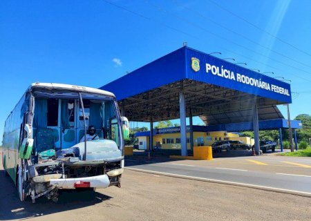 PRF flagra motorista de capacete conduzindo ônibus sem para-brisa na BR-158