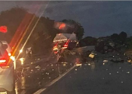 Carro fica destruído em acidente ao colidir de frente com caminhão baú e deixa uma vítima fatal
