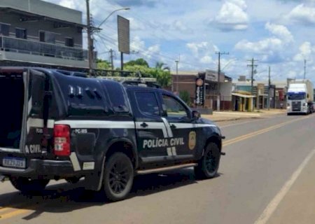 Homem dá facada no pescoço da esposa e é preso durante fuga