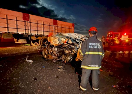 Acidente entre carro e carreta deixa três mortos na BR-267, em Maracaju