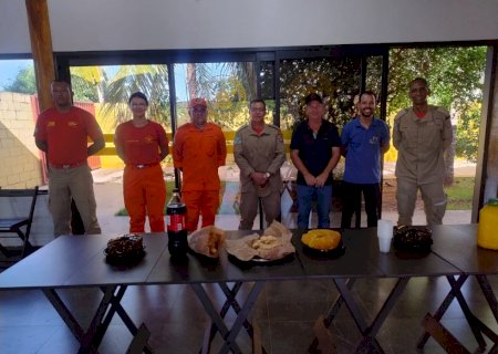 Ivinhema - Homem que sobreviveu a acidente de barco em lagoa, faz homenagem aos bombeiros por salvar sua vida
