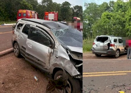 Colisão entre carro e carreta deixa mulher ferida na BR-262