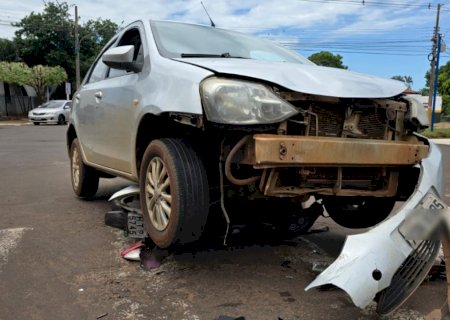 Colisão entre carro e moto  deixa motociclista ferido; moto fica presa embaixo do carro