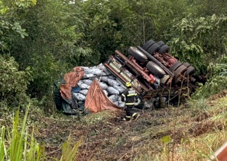 Morador em Andradina morre após caminhão carregado de carvão tombar na MS-040