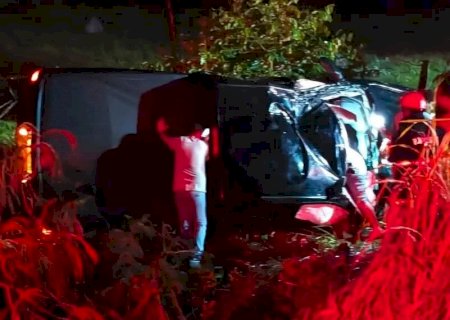 Acidente entre caminhonete e Corolla mata empresário na BR - 497