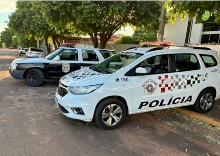 Homem invade festa de aniversário e esfaqueia dois