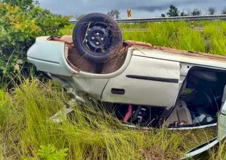 Carro capota na MS-430, sai da pista e motorista morre no local