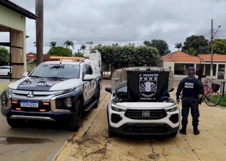 Ação da Polícia Militar resulta na recuperação de veículo furtado e na prisão de casal por adulteração de sinal identificador de veículo automotor e receptação em Batayporã