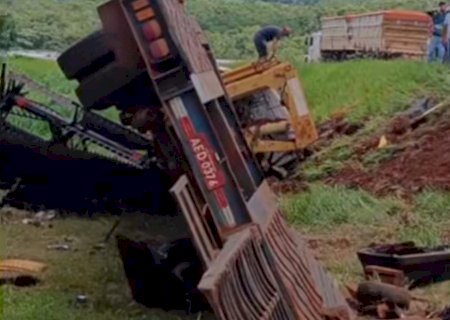 Caminhão que transportava colheitadeira sai da pista na Serra de Maracaju