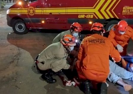 Motorista foge após acidente entre carro e moto e deixa jovem ferido em Nova Andradina