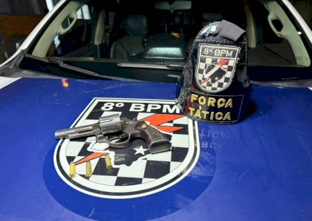 Polícia Militar apreende arma de fogo e drogas após denúncia de ameaças em Batayporã