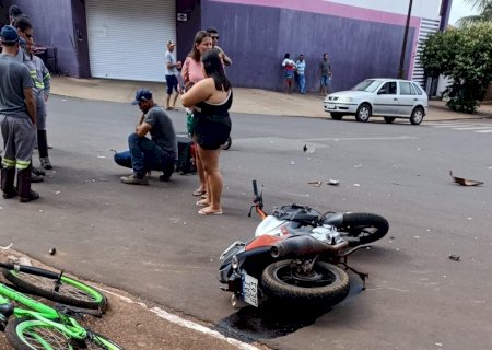 Ivinhema - Acidente entre moto e carro deixa um motociclista com ferimentos graves no bairro Itapoã