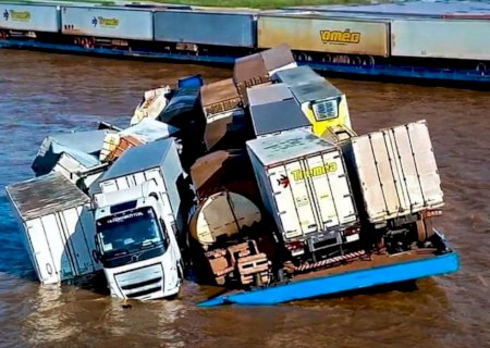 Balsa afunda com vários caminhões e contêineres e deixa uma vítima ferida