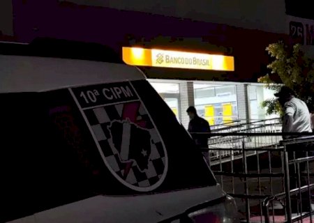 Rapaz em surto morre após invadir agência bancária