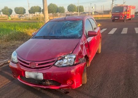Idosa fica ferida após acidente entre bicicleta elétrica e carro em São Gabriel do Oeste