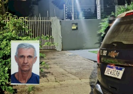 Polícia investiga morte de homem encontrado pendurado em grade
