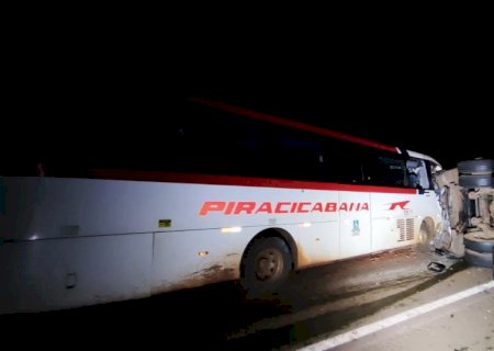 Grave acidente envolvendo ônibus e carreta boiadeira deixa feridos e mobiliza resgates de animais na BR -262