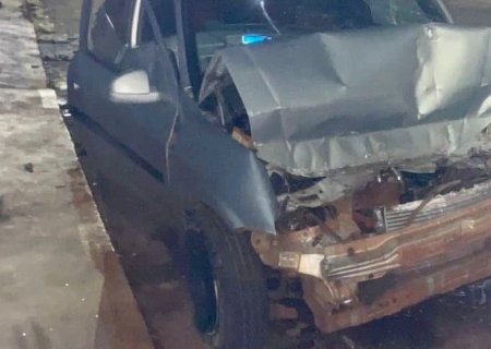 Celta colide violentamente na traseira de caminhão estacionado e motorista morre, em Nova Andradina
