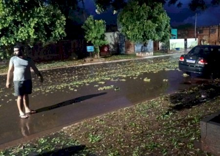 Ivinhema - Chuva, vendaval e granizo atingiu o município na tarde deste sábado