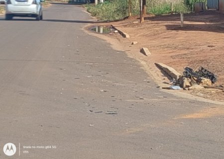 Ivinhema - Polícia Militar conduz homem até a delegacia após causar acidente na Av Brasil no bairro Triguina