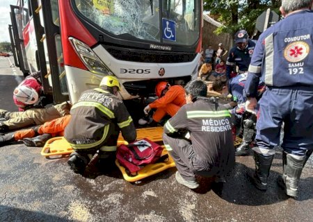 Motociclista é arrastada e fica presa sob ônibus após ser atingida em avenida