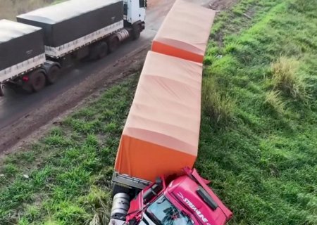 Acidente envolvendo duas carretas e uma moto na BR-463, deixa uma vítima com ferimentos graves