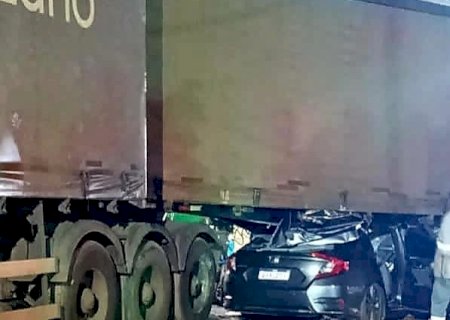 Dentista fica gravemente ferido em acidente envolvendo carreta e carro na BR -262