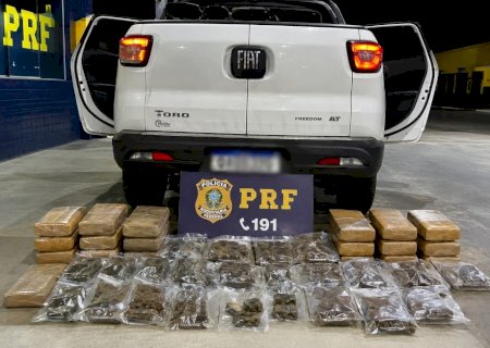 Mulher é presa pela Polícia Rodoviária Federal transportando drogas em caminhonete