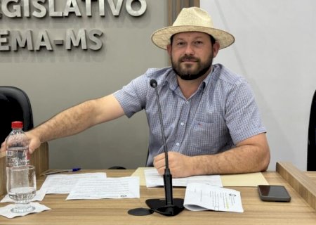 Eder Chicó solicita aquisição de uniformes novos para os funcionários da Secretaria de Obras e ponto de ônibus com cobertura no bairro Triguenã
