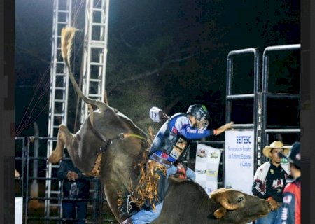 Com tratoraço, tambores, laçada e show a Agro Angélica prossegue neste sábado