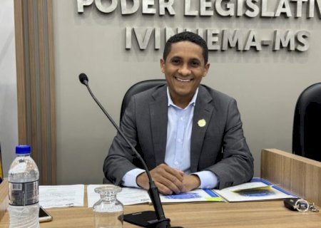 Zé Wilson solicita substituição da grama sintética da quadra esportiva na praça de eventos e implantação de redutores de velocidade nas avenidas Francisco Staut e Marielle Andrade