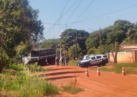 Ivinhema: Homem abandona carreta carregada com droga e foge a pé durante abordagem policial em Vila Amandina