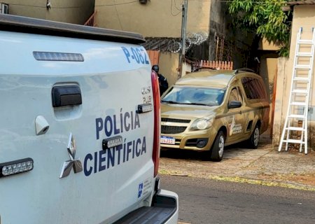 Marido é preso por feminicídio após mãe encontrar filha morta no sofá de casa em Campo Grande