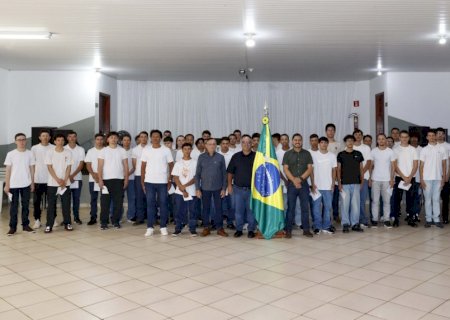 Angélica realiza solenidade de Compromisso à Bandeira e entrega certificados a 45 jovens da classe de 2008