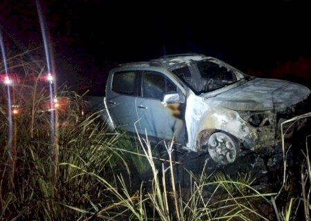 S10 pega fogo após apresentar fumaça na MS-276, em Nova Andradina