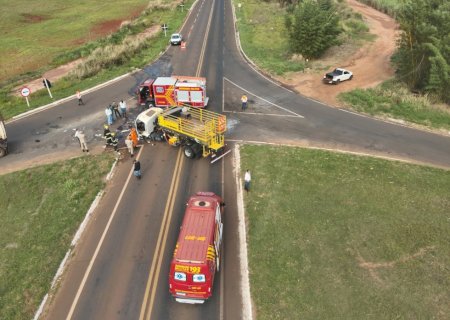 Acidente entre caminhão e carreta deixa apenas danos materiais na MS-141