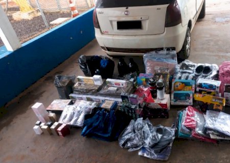 Polícia Militar intercepta veículo com grande quantidade de mercadorias contrabandeadas