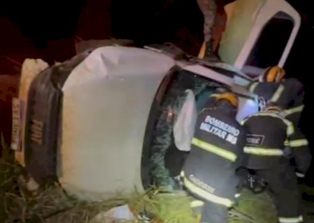Motorista desvia de moto sem sinalização e capota carro na MS-156