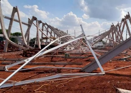 Estrutura de mercado em construção desaba, mata dois operários e deixa 2 feridos